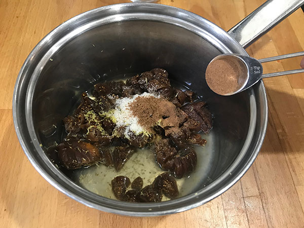 fig filling ingredients in pan.
